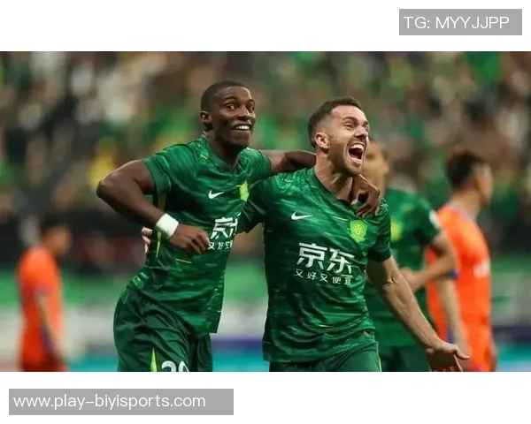 北看台球迷用手电筒拼出冠军奖杯形状为国安加油助威亚冠二国安战麦克阿瑟 北看台球迷用手电筒拼出冠军奖杯形状为国安加油助威亚冠二国安战麦克阿瑟