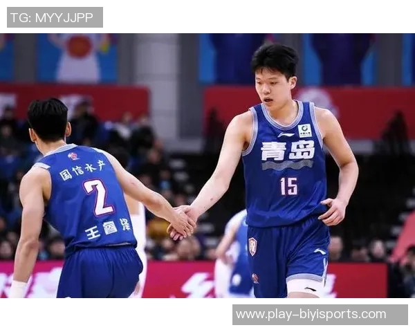 杨瀚森与阿夫迪亚场边亲密互动引发球迷热议 杨瀚森与阿夫迪亚场边亲密互动引发球迷热议